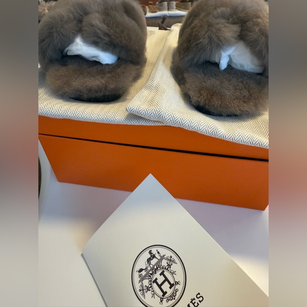 Hermes etoupe shearling Oran 39.5 new with box - Picture 2 of 4